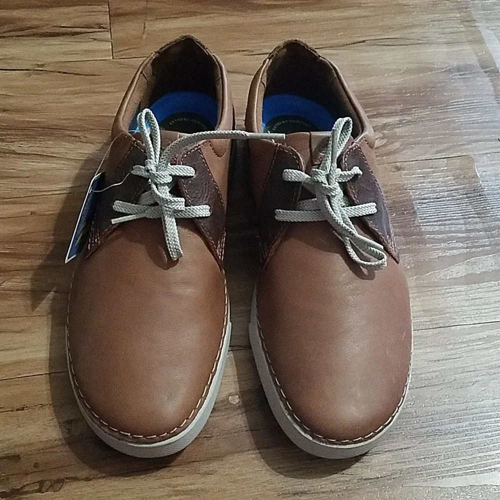 Clarks Brown Oxfords with Leather Upper and Minimalist Design - Picture 2 of 8